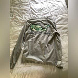 vineyard vines t shirt